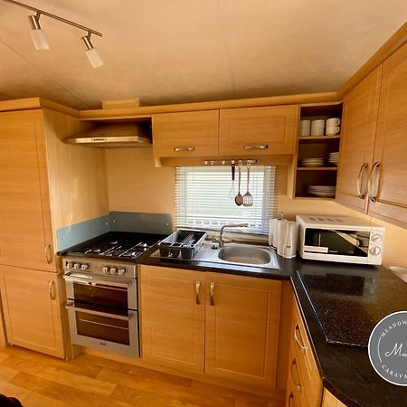 Palm Grove 132 - Pet Friendly, Wifi, Central Heating, Close To Shops And Beach - Meadow Lakes Caravan & Lodge Hire 查珀尔圣伦纳兹 外观 照片